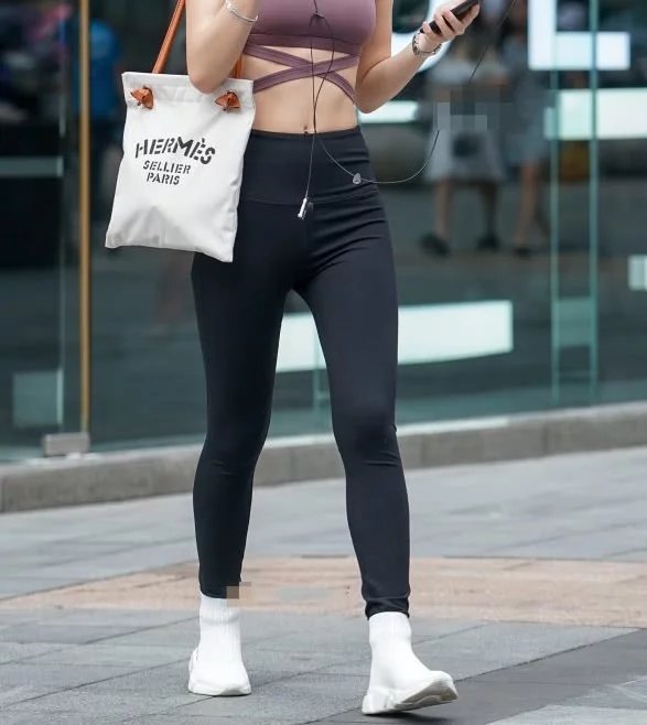 气质小姐姐黑色紧身裤穿出双腿修长,勾勒身材凸显魅力
