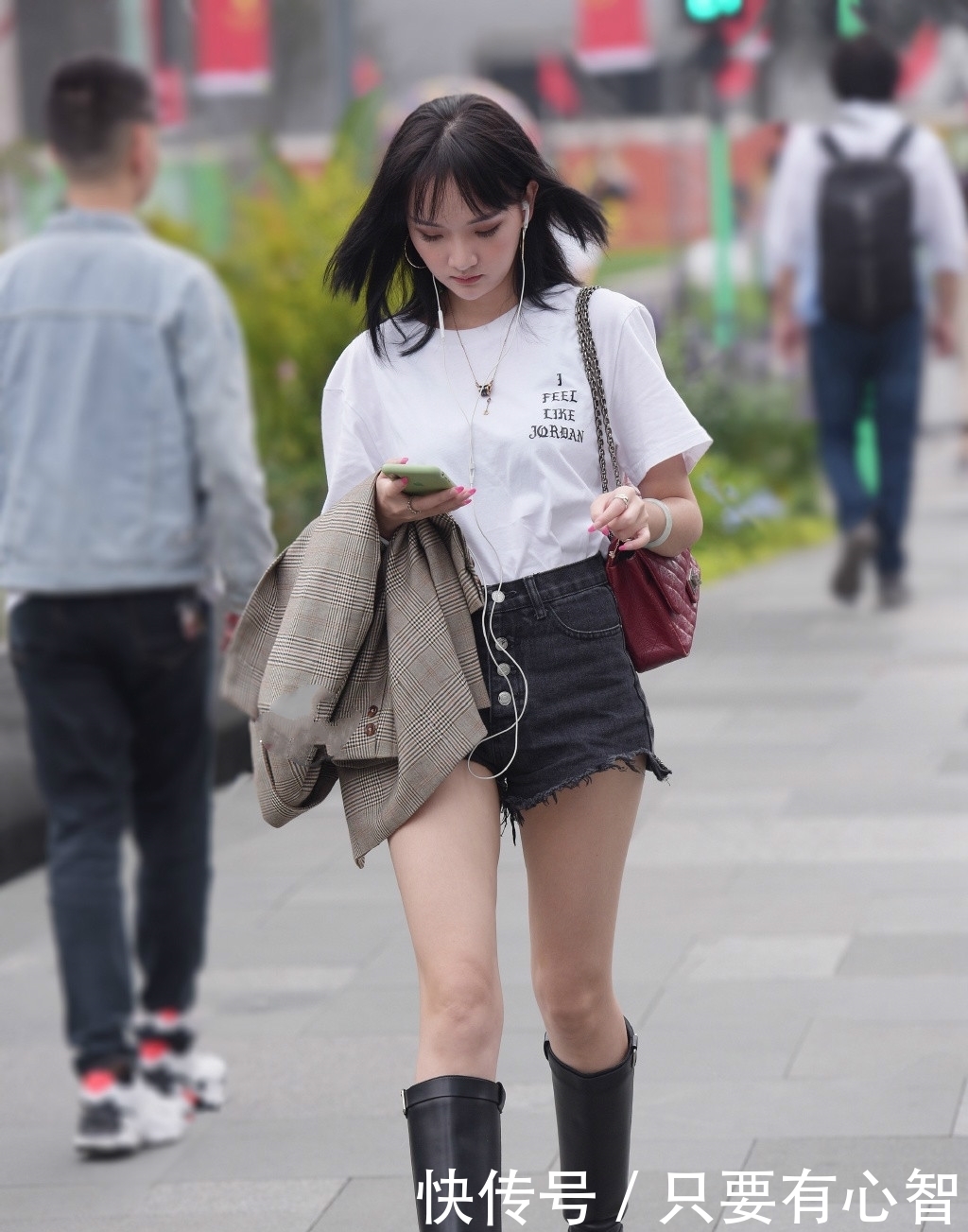 『个性』穿搭要不拘一格,时尚女生选择个性休闲装,帅气又耐看