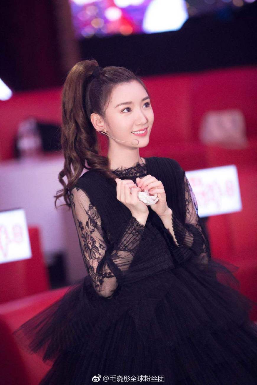 毛晓彤身穿条纹连体裤秀大长腿，165身高穿出2米的气场，美炸了！