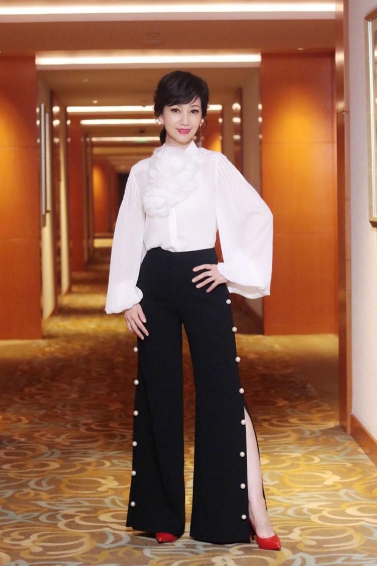 64岁赵雅芝再登T台走秀，网友:这吃防腐剂了吧?