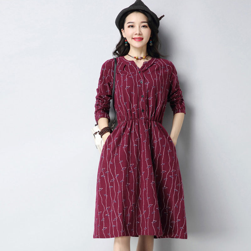 姑娘太美了!身着秋季气质A字裙，显瘦高贵，连背影都美爆