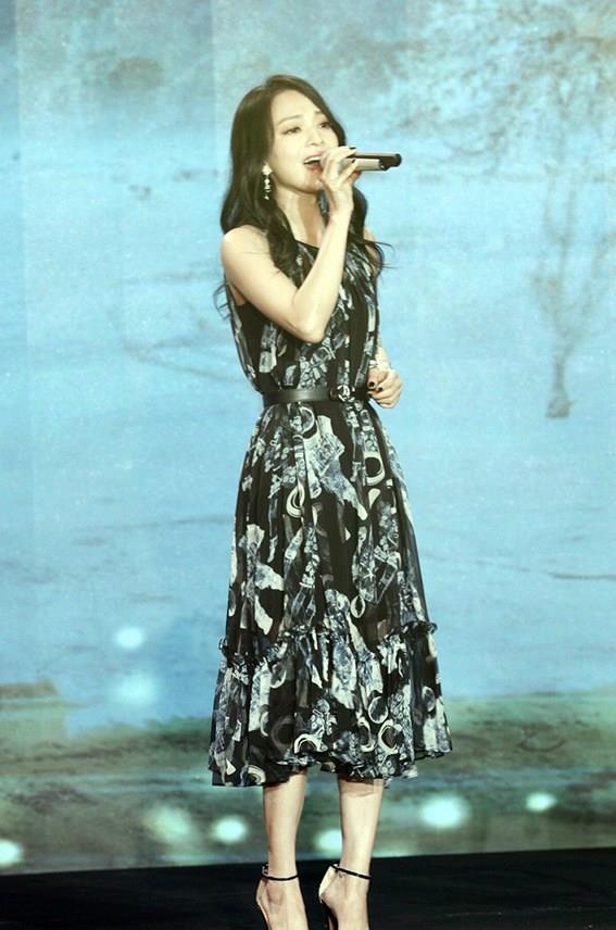 图解穿上高跟鞋秀出长腿和美足的张韶涵满满的时尚气质，真是太美