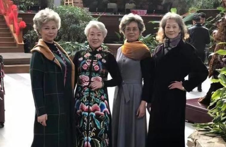  「老奶奶」这群坐拥百万粉丝的老奶奶，用日常穿搭来示范，女人也能精致到老