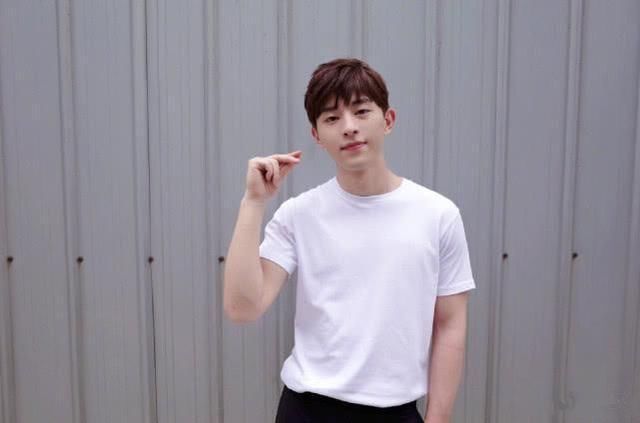 邓伦现在的模样斯文帅气，早期可不是这样的，这些造型你见过吗？