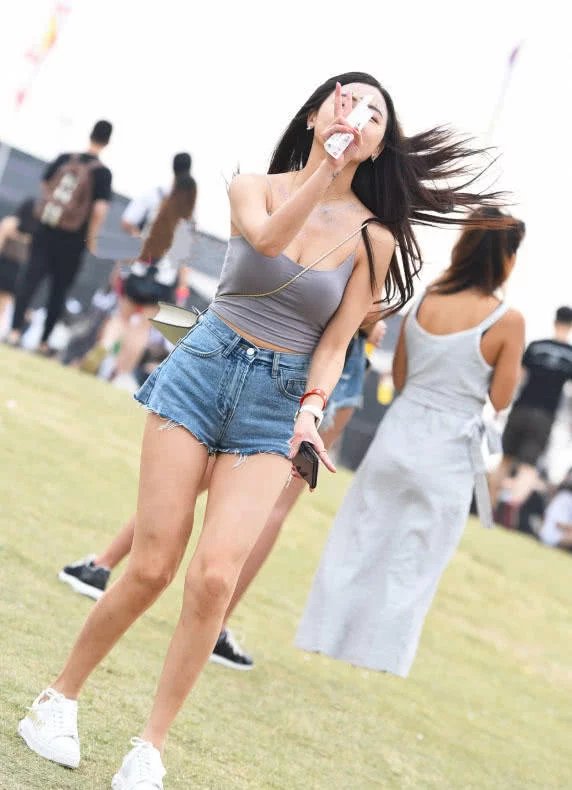 顽皮小姐姐穿小吊带热裤大秀丰韵好身材，微微一笑很倾城