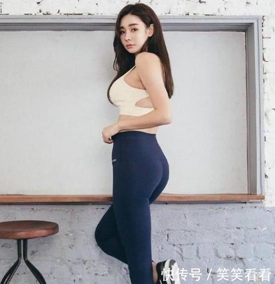  底裤|街拍：性感紧身打底裤美女，高端流畅的线条，衬托出迷人身体曲线