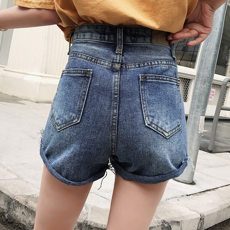 短裤里面可别穿丝袜，聪明女人都光腿上阵，性感清凉让人念念不忘