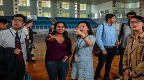 很多印度人来中国旅游,第一时间竟是干这个!网友:太接地气了!