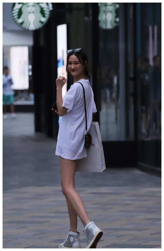 街拍：她们的胸以下全是腿？你羡不羡慕这九位长腿美眉？