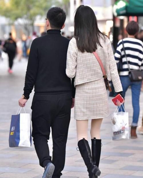  『搭配』街拍：倾城倾国的小姐姐，一条灰色的雪纺连衣裙，时尚清新靓丽