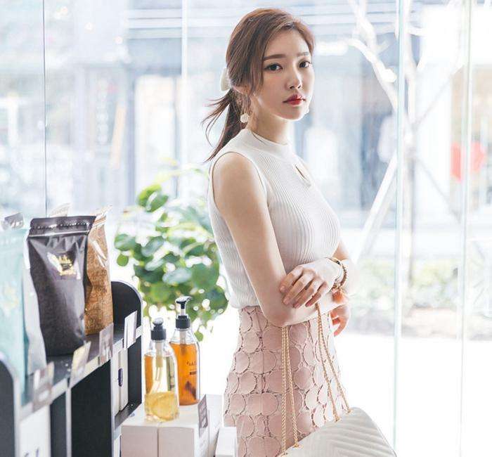 街拍：女神穿镂空包臀裙显气质，这样搭配很吸睛