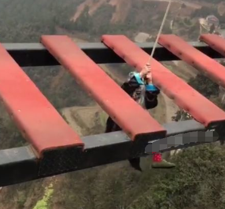 小伙体验空中栈道，意外发现对面来了个僵尸，结果意外发生了