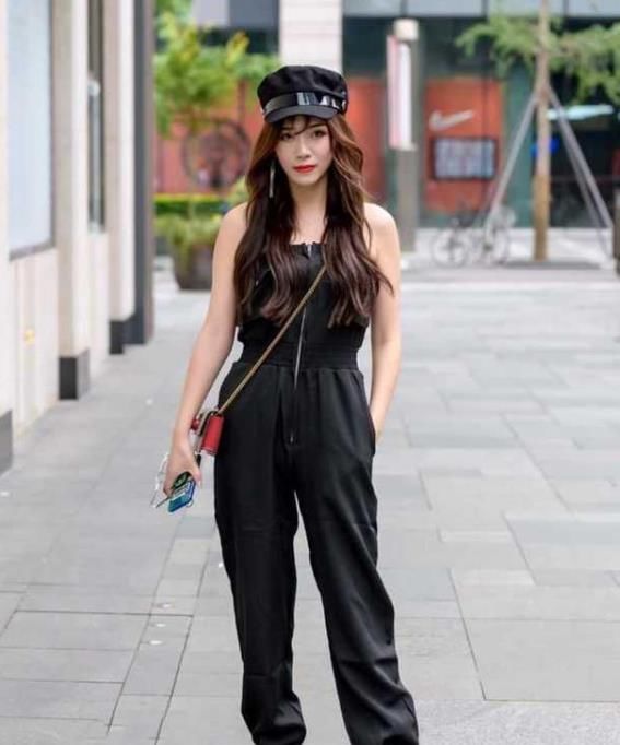 「气质」街拍:姿色天然的美女,一件白色套装裙,时尚达人气质