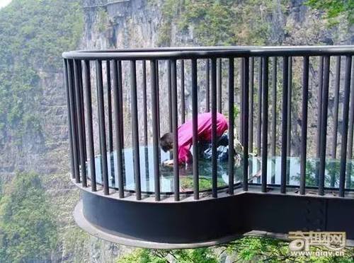 世上最长全透明玻璃桥开放!美女吓尿说：谁背我过去，就嫁给他！