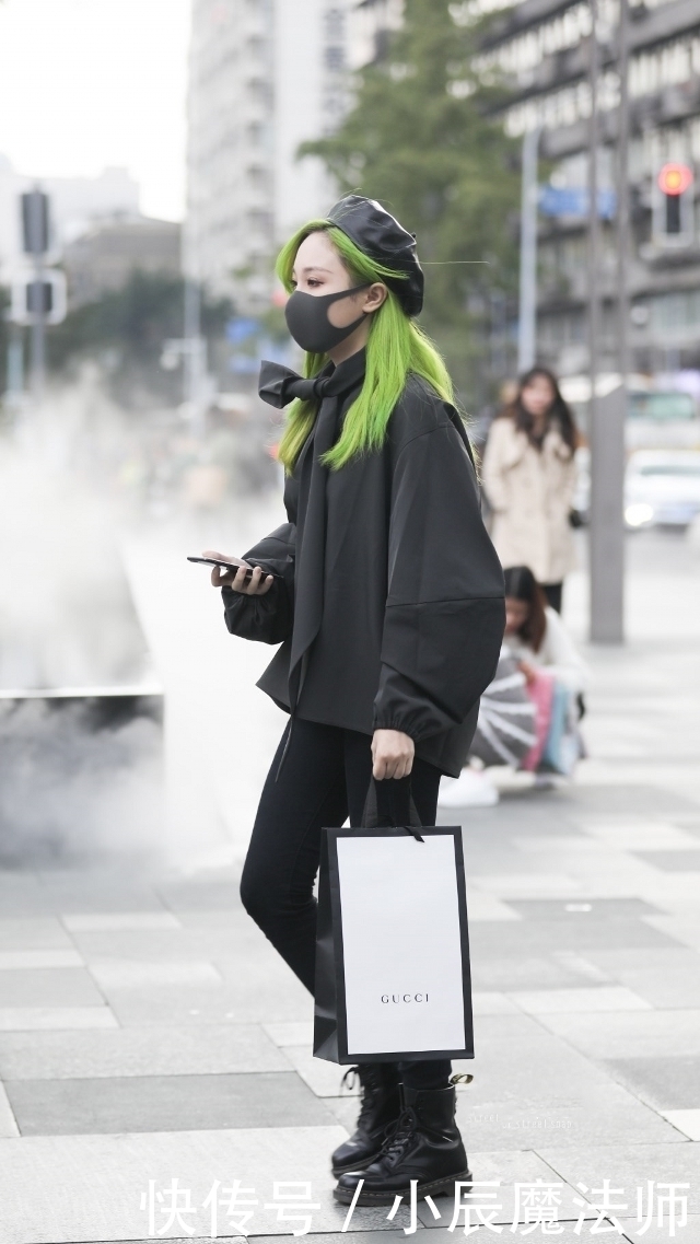  抹胸|路人街拍，美女穿了一件黑色抹胸吊带，休闲又帅气