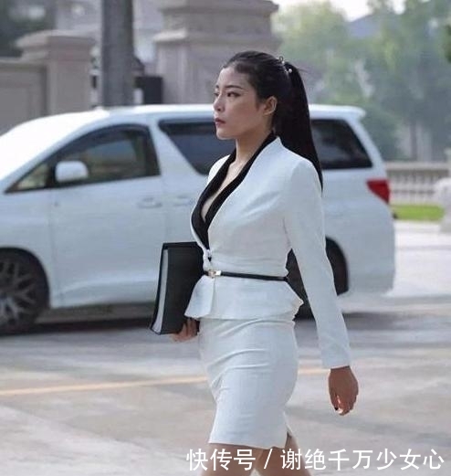  『美女』街拍美女,线条很饱满,凸显好身材让人羡慕！