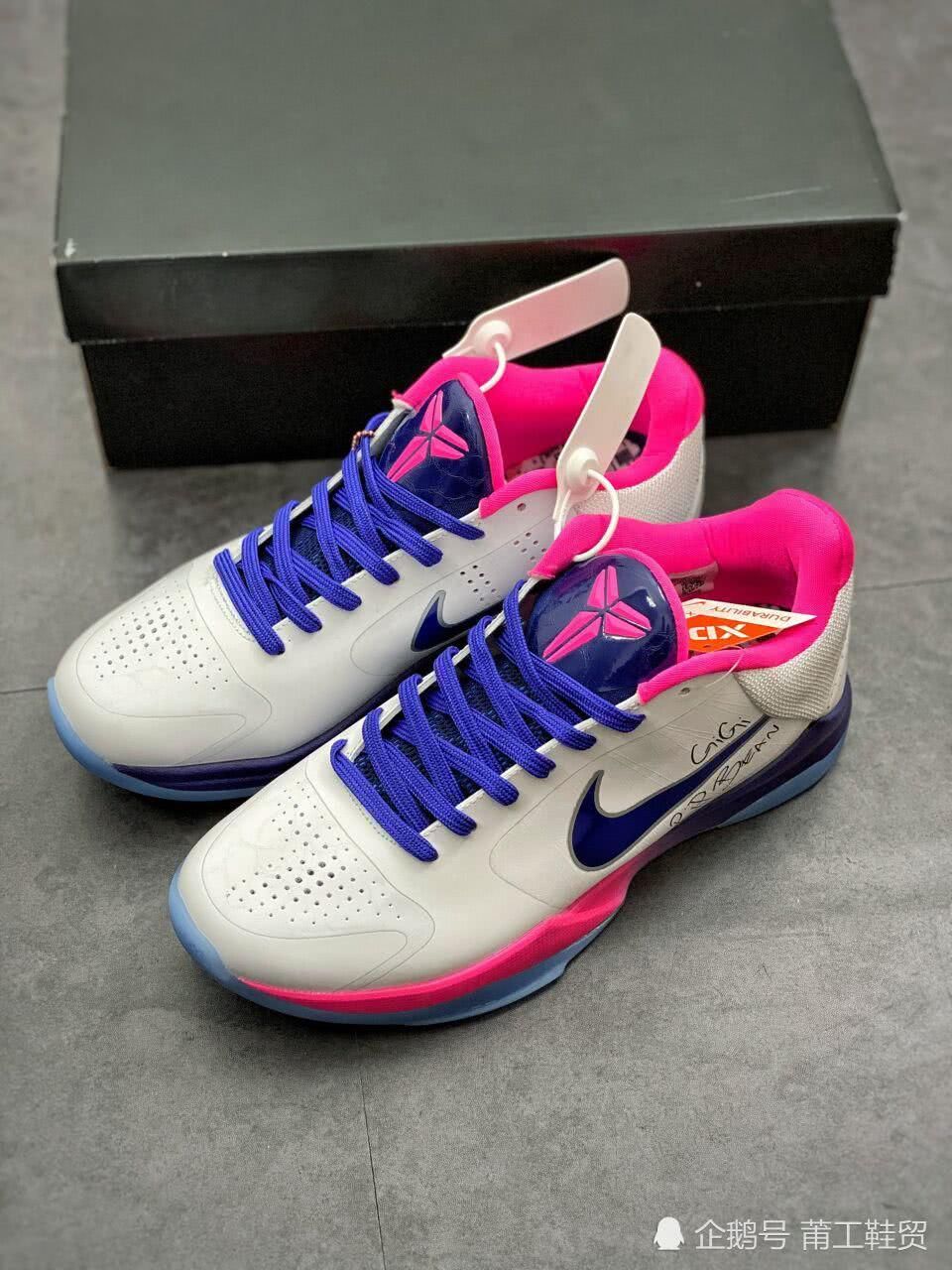  「开箱」这款科比5又帅又能打，一双才400不到！耐克Kobe 5代新配色开箱