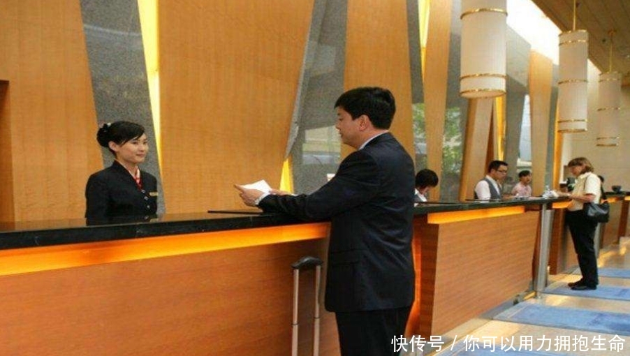 大晚上住酒店时，明明还有房间，为何酒店前台总是说“没房”？