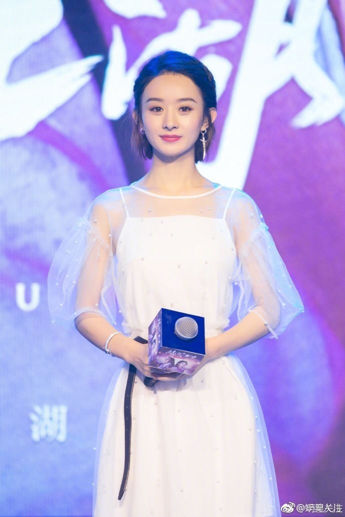 当赵丽颖穿上白色连衣裙，才知道什么叫美若天仙 纯洁无瑕