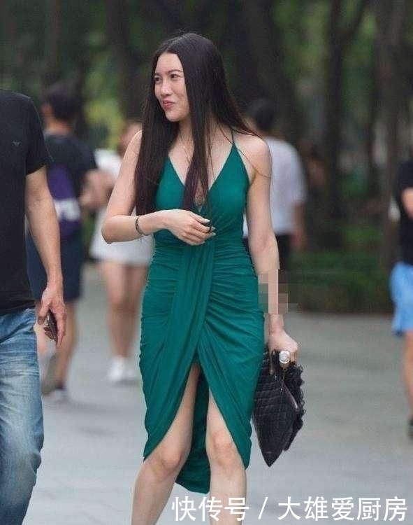  采用■街拍：小阿姨穿吊带绿色长裙，采用前开叉设计，妩媚气质引人眼球