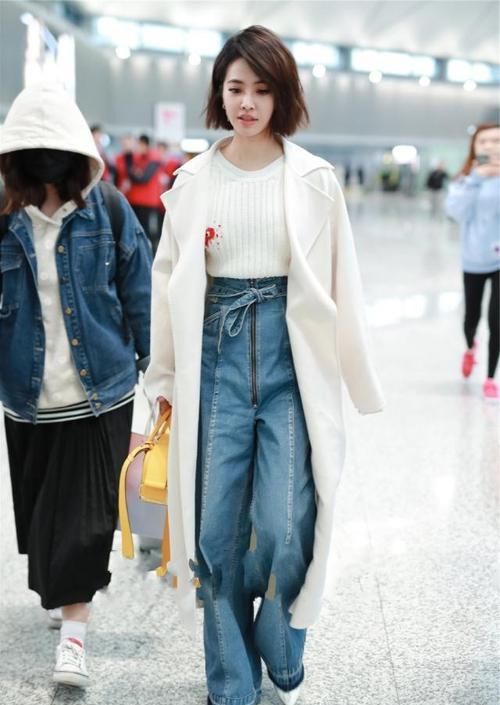  『美女』美女脚上踩着一双粉色丝绒的高跟靴子，简单又洋气