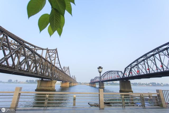 隔着鸭绿江看朝鲜人干活，中国游客新炫富行为