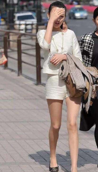 街拍: 小姐姐们势不可挡的着装, 高跟鞋走起路来妖娆多姿