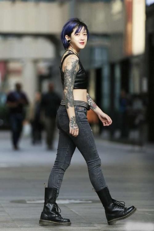 街拍:小姐姐紧身吊带凸显身材,纹身妹子你驾驭的住吗?