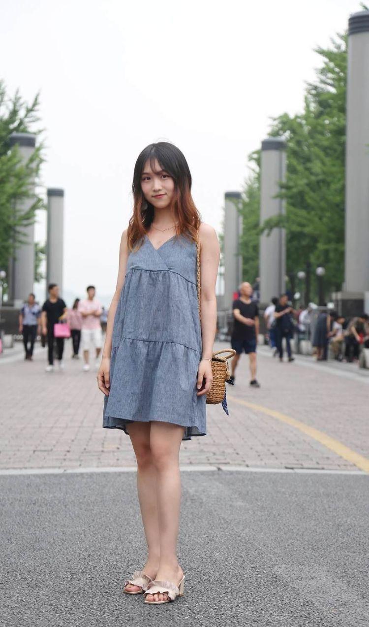 ?路人街拍：小姐姐v领秀出精致锁骨，白色短裤端庄性感