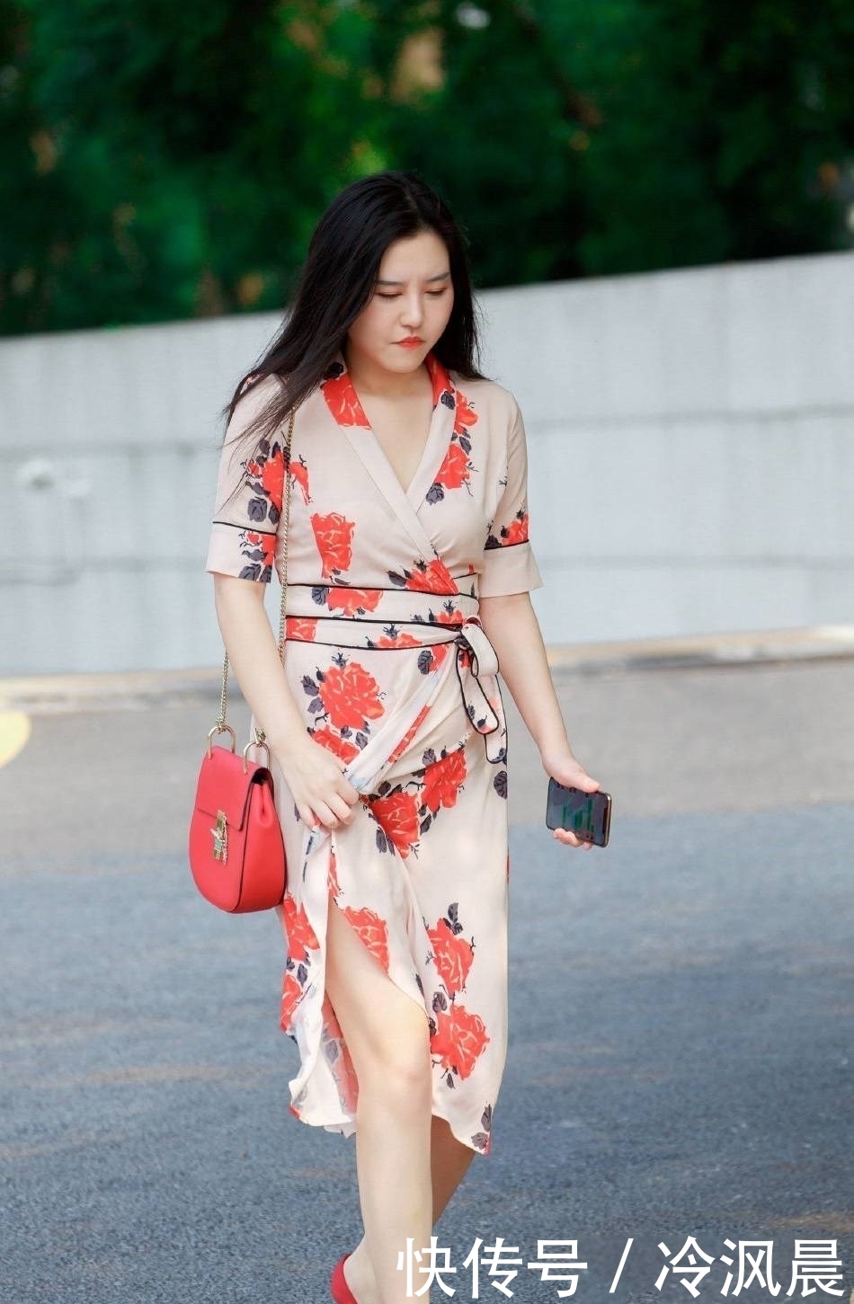 十足|美女街拍:美女个子非常高,乌黑靓丽的秀发散落在肩上,妩媚感十足
