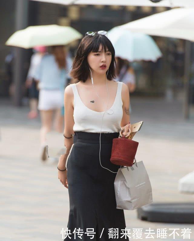  『个性』摄影穿搭尽显个性之美的小姐姐，身穿U领吊带，搭配长裙