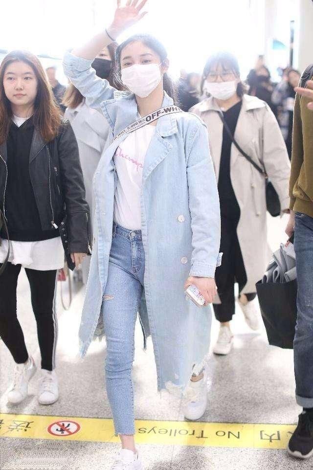 周洁琼真够猛的!穿的紧身牛仔裤还露出肚脐