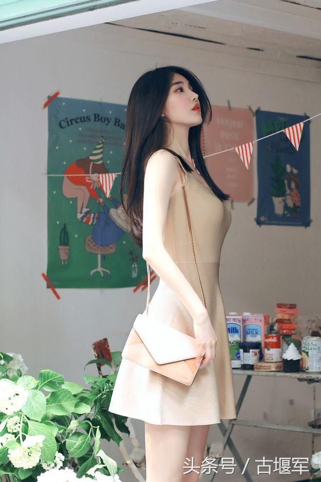 学院派美女,略带风尘气息