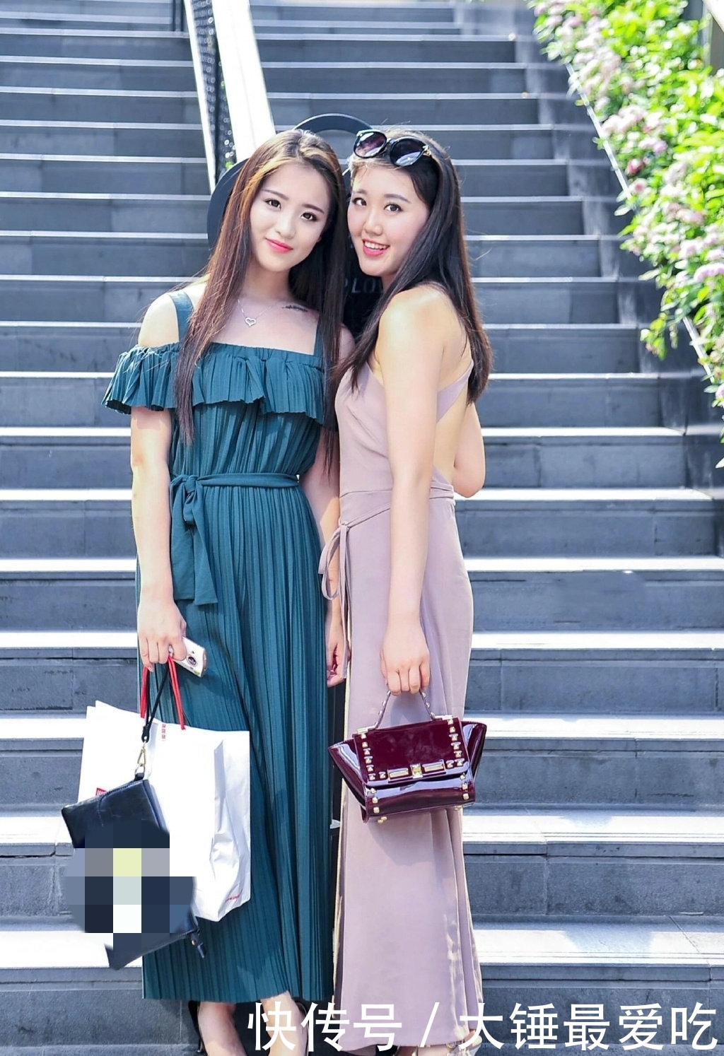 『漂亮』两位漂亮的美女,站立街头宛如一对姐妹花,性感优雅