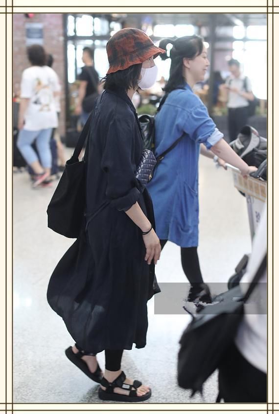 周迅这裙子是有多瘦？一走路腿上褶皱逼死强迫症，还是换回裤子吧