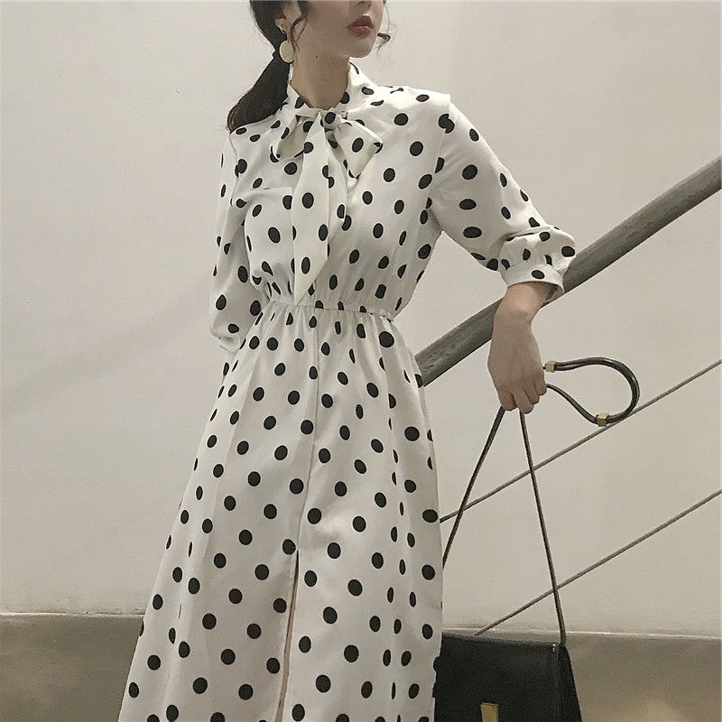 今秋流行新款连衣裙，气场气质直线上升，女人味十足