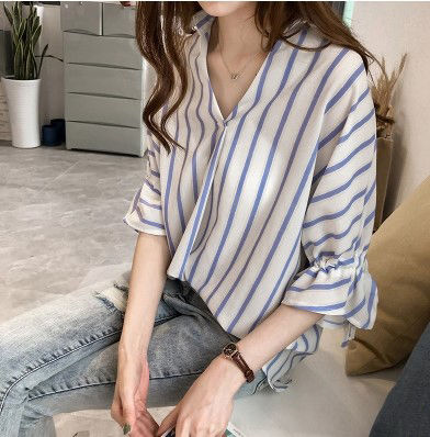 把长裙都比下去的“气质T恤”，搭配短裤+小白鞋，美嫩到不行