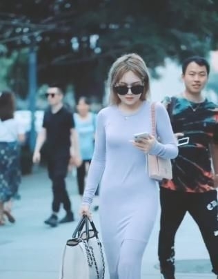 香奈儿：不动时像80斤，走路时100斤都不止！，她的裙子真“稀奇”