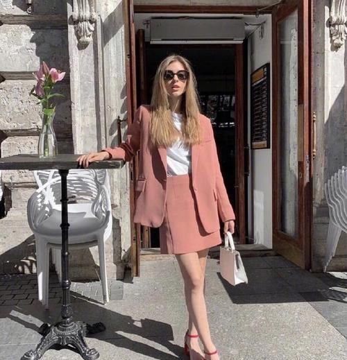 『色系的衣服』小个子女生的正确穿搭,这样穿1米5也能变成1米7,轻松拯救小短腿