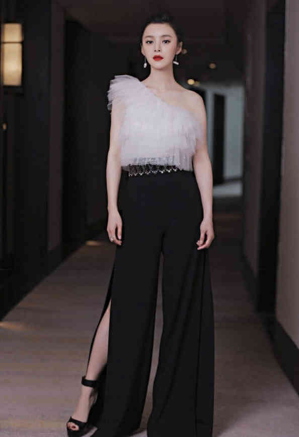 《一千零一夜》最美女配路宝妮,一身黑白配美上天,女人味不输热