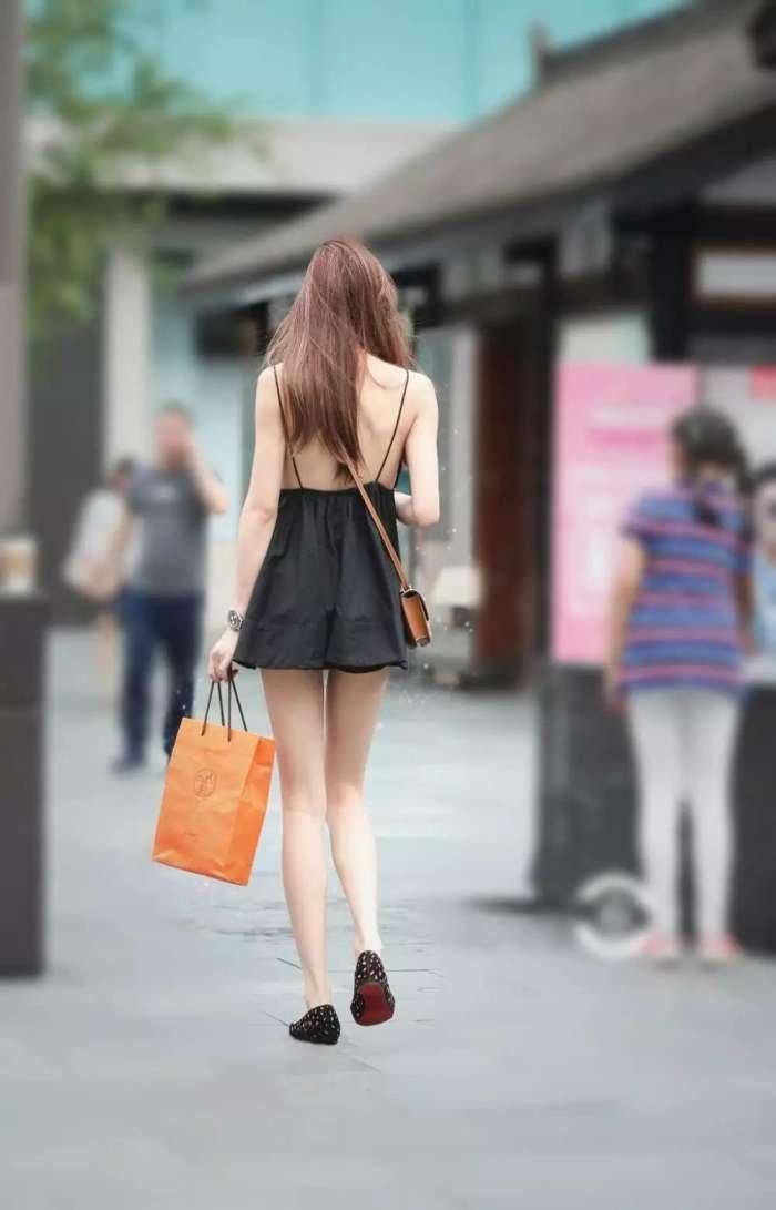 小姐姐肤白貌美，搭配黑色连衣裙，更显迷人气质!