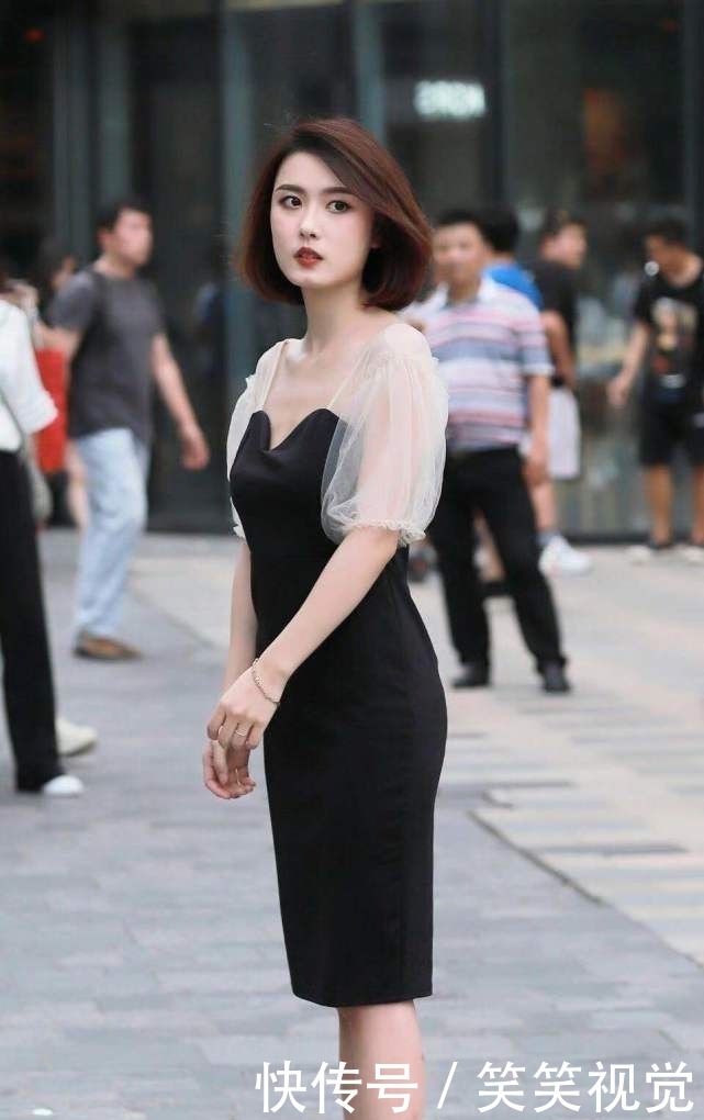 时髦:时髦黑色连衣裙,减龄又显白,干练气质十足