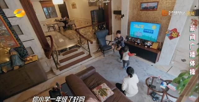  章龄：黄觉有钱硬气不让儿子上网课，章龄之一人带2个儿，好妻子旺三代