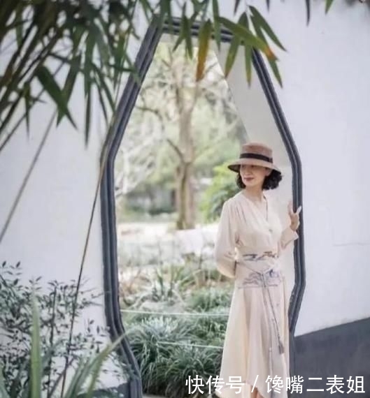 「底裤」女人过了50再懒也别穿打底裤,太土!看这对母女搭配,洋气又减龄