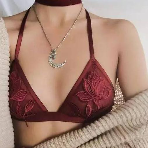 她们不是没穿内衣，而是会穿内衣！