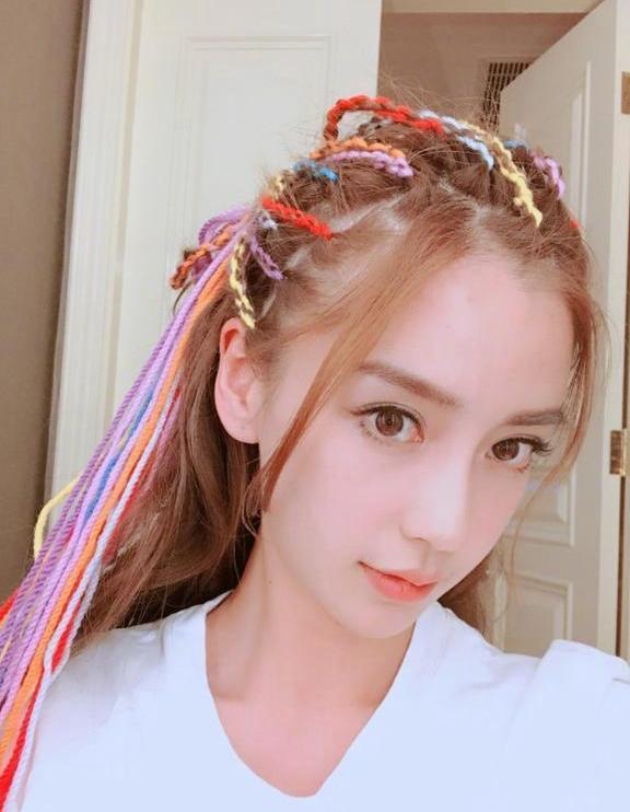 杨幂baby撞上彩色辫子，同为时尚辣妈，气质差别咋这么大？