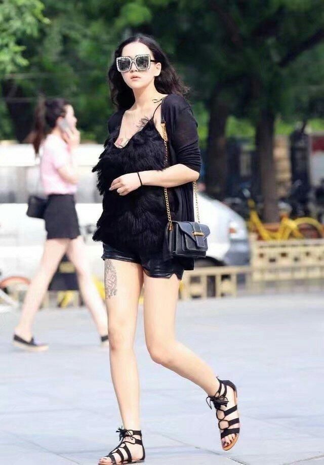 街拍:小姐姐不止人长得好看,穿的衣服还省布料