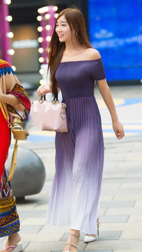 紫色长裙丰腴的气质美女,和民族风的闺蜜一起出街,实力碾压