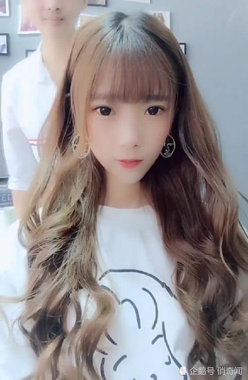 发际线很高的宅女去理发店修刘海，修完后秒变甜美系女神