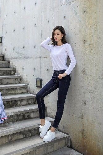 街拍:白皙甜美的牛仔裤美女,展现女神的柔美气质!